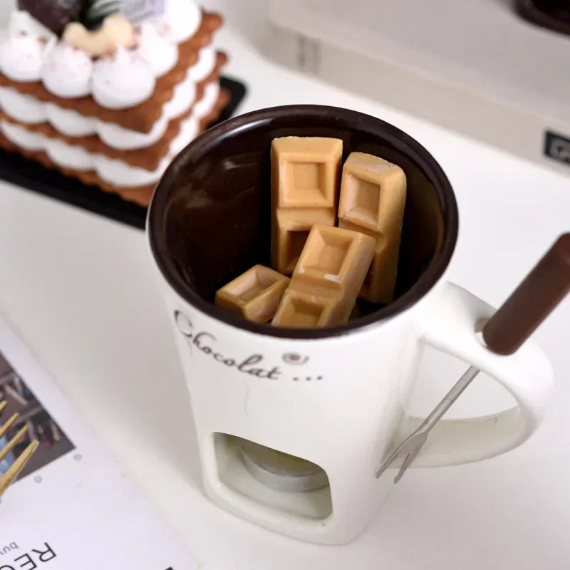 Kostki czekolady w kubku do fondue