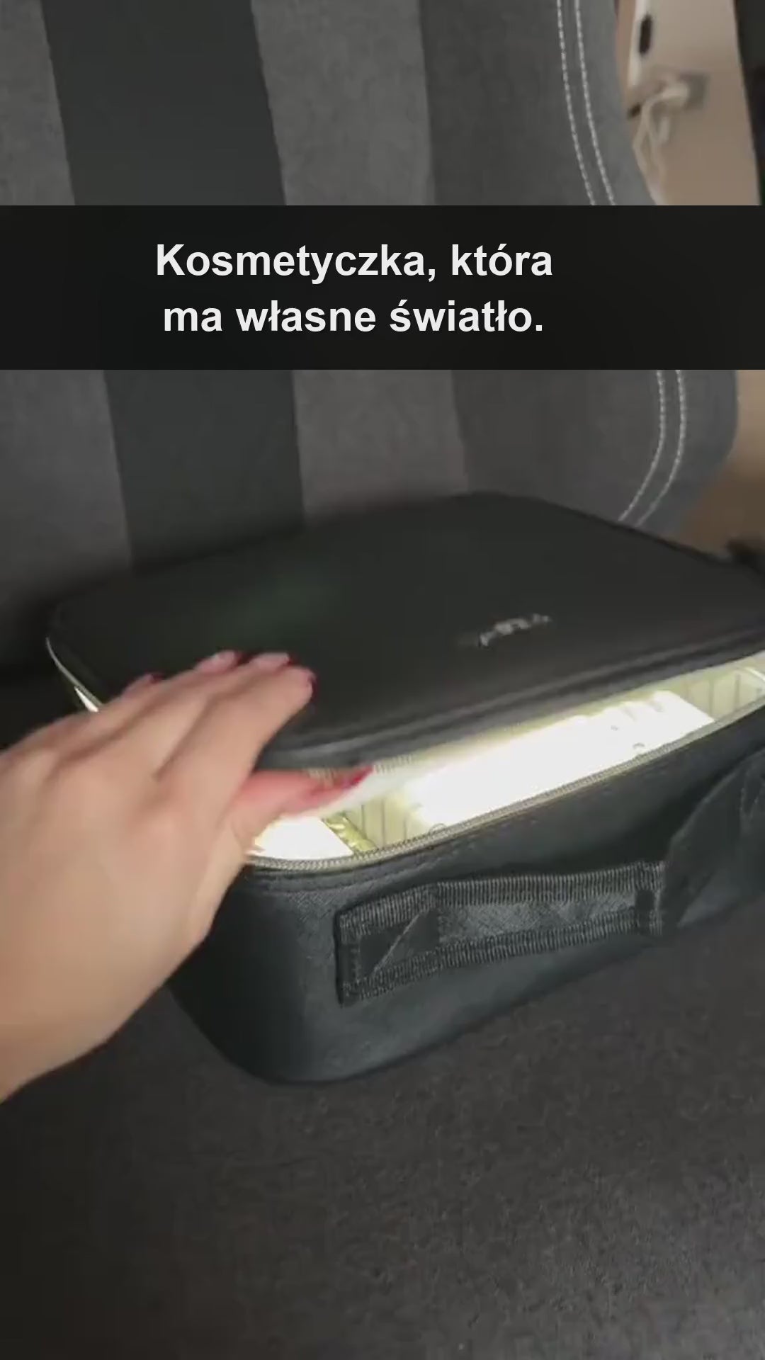 Kosmetyczka z lusterkiem LED w akcji